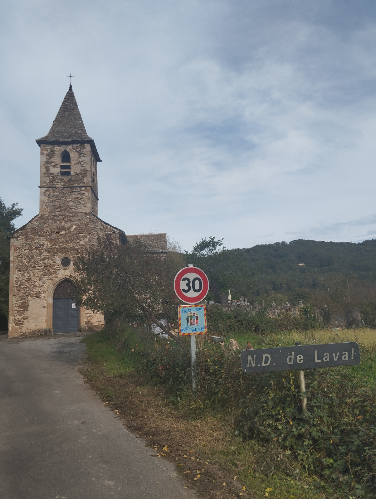 Lire la suite à propos de l’article Chapelle Notre Dame de Laval: exposition photos et peintures en juillet et août.